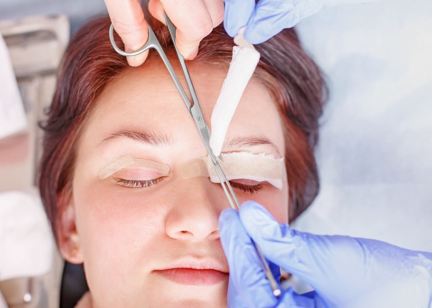 Surgeon applies a bandage to t